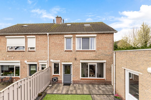 Foto - Te koop: Ruime 2-onder-1-kapwoning met dubbele garage, eigen oprit en fijne tuin